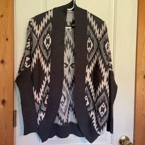 Hollister Womens draped sweater XS/S
Gray and white asymmetric geometric cardiga